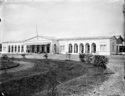 COLLECTIE_TROPENMUSEUM_Stationsgebouw_Surabaya_TMnr_10021960