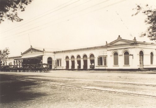 Stasiun Soerabaja SS sekitar tahun 1890, tampak jalur trem uap OJS didepannya.