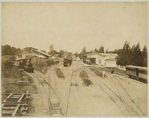 Emplasemen dan peron Stasiun Soerabaja SS, lokomotif uap seri SS200(penomoran jaman DKA: B50) saat itu merajai jalur-jalur kereta api pertama SS
