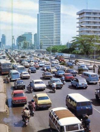 Kemacetan Jakarta mulai nampak sejak akhir 1970an akibat tak adanya transportasi massal memadai semenjak ditutupnya trem listrik tahun 1960an