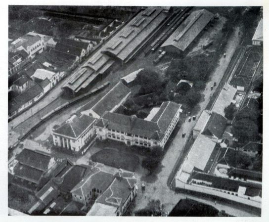 Emplasemen stasiun Djoernatan dipotret dari udara, pada sisi sebelah kanan merupakan stasiun barang