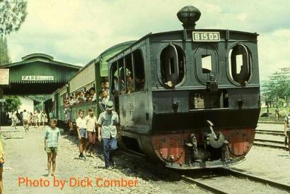 Trem uap di Stasiun Pare(sekarang tutup) awal dekade 1970an, akhir kejayaan trem di Indonesia. Padahal peminat trem di era tersebut masih cukup banyak.