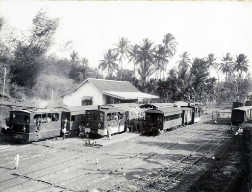 Gondanglegi merupakan stasiun yang ramai angkutan penumpang dan barang karena terdapat percabangan dari Malang ke Dampit dan Kepandjen. Tampak suasana stasiun Gondanglegi pada tahun 1919.(source:KITLV)