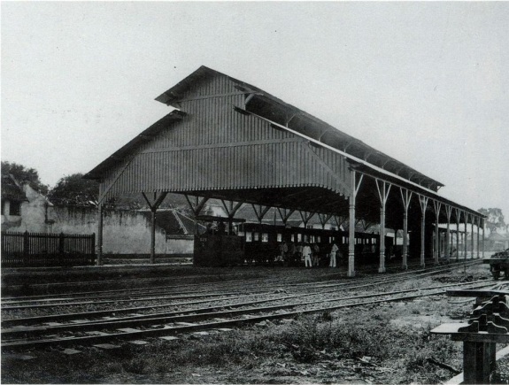 Stasiun Djoernatan awal, difoto tahun 1905 (tropenmuseum, nederland)