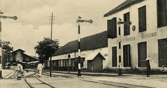 Sinyal masuk stasiun Djoernatan sekitar tahun 1910 dan pabrik sepeda 