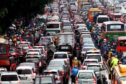 Kemacetan pada kota besar di Indonesia merupakan salah saatu yang terparah di dunia. Dari tahun ke tahun ada lebih dari 50.000 kendaraan baru yang meluncur ke jalan di Jakarta.